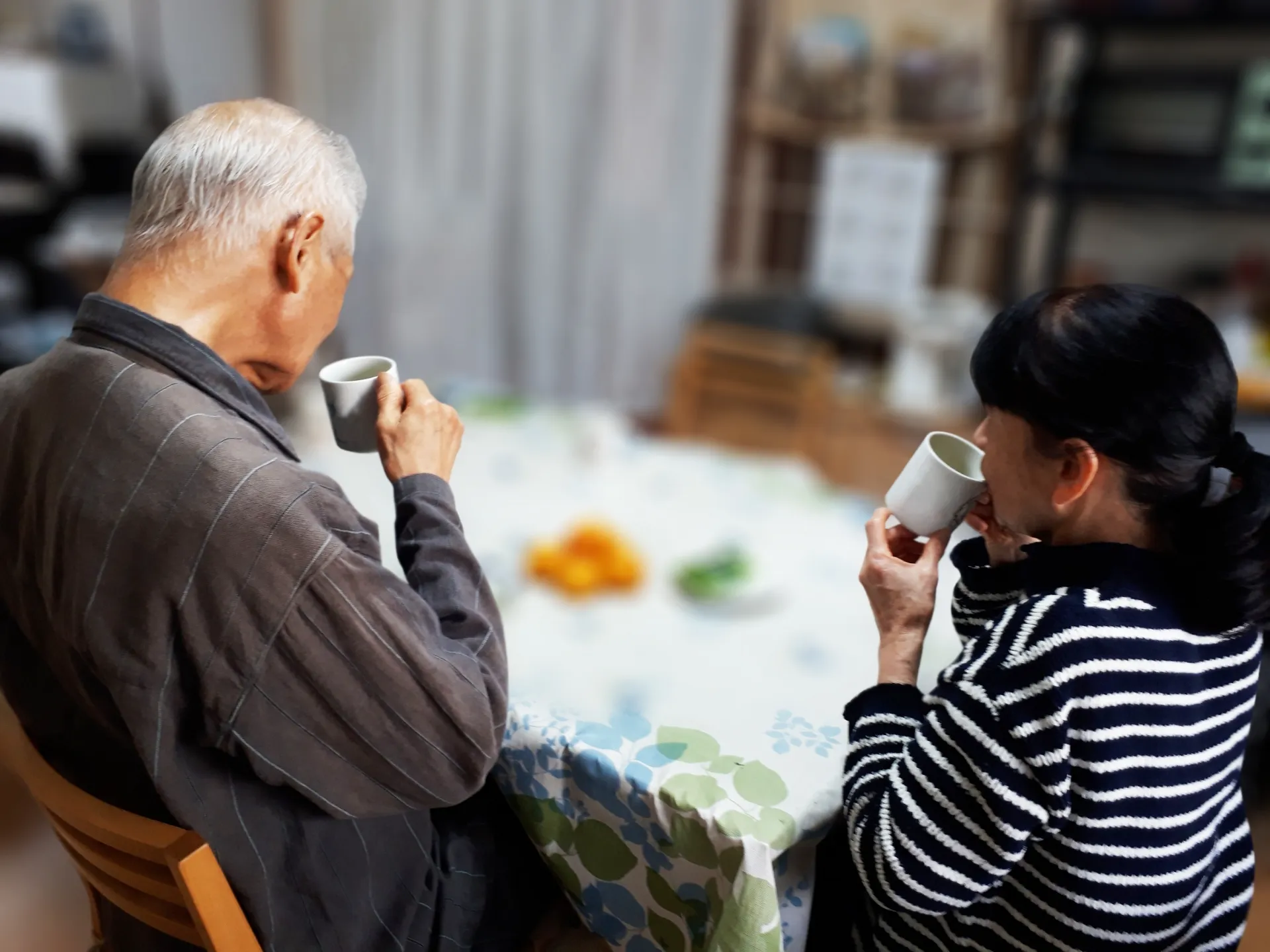 身元保証サービスに入ると、実家にいる高齢の両親の生活を支える事ができますか？